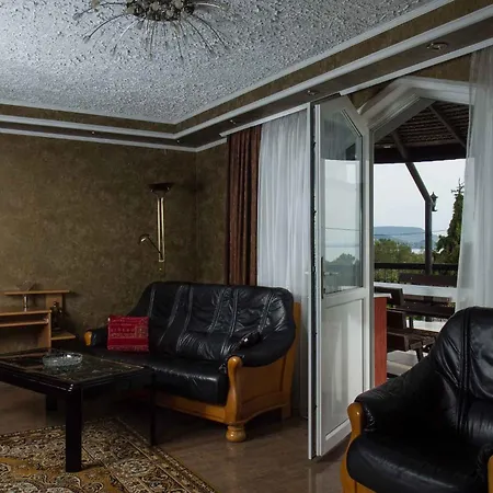 In Balatongyoeroek 40844 * Becehegy