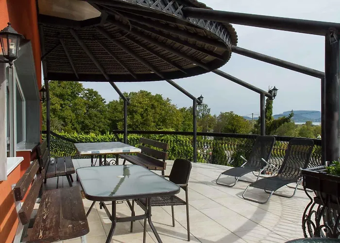 In Balatongyoeroek 40844 펜션